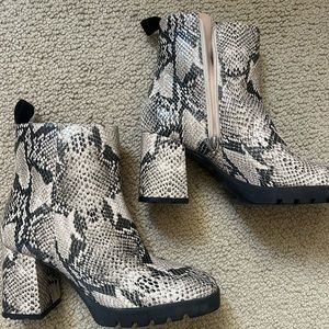 Schutz Faux Snake Skin Crocodile Skin Heeled Ankle Boots with Zipper NWOT